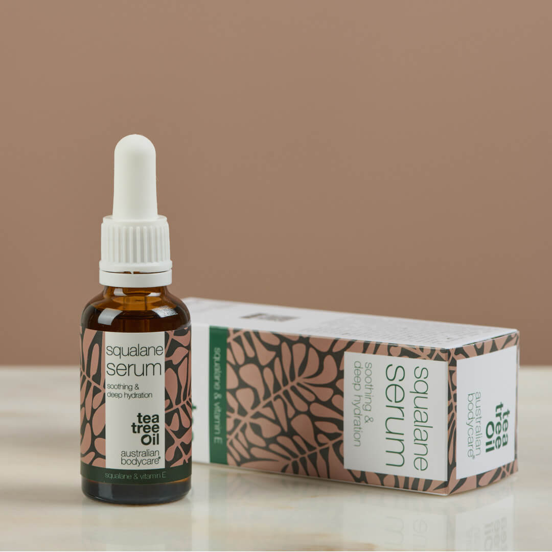 Fugtgivende ansigtsserum med Squalane & E-vitamin — Squalane & E-vitamin giver dyb hydrering til tør hud. Let, ikke-fedtet serum, der efterlader huden blød og smidig.