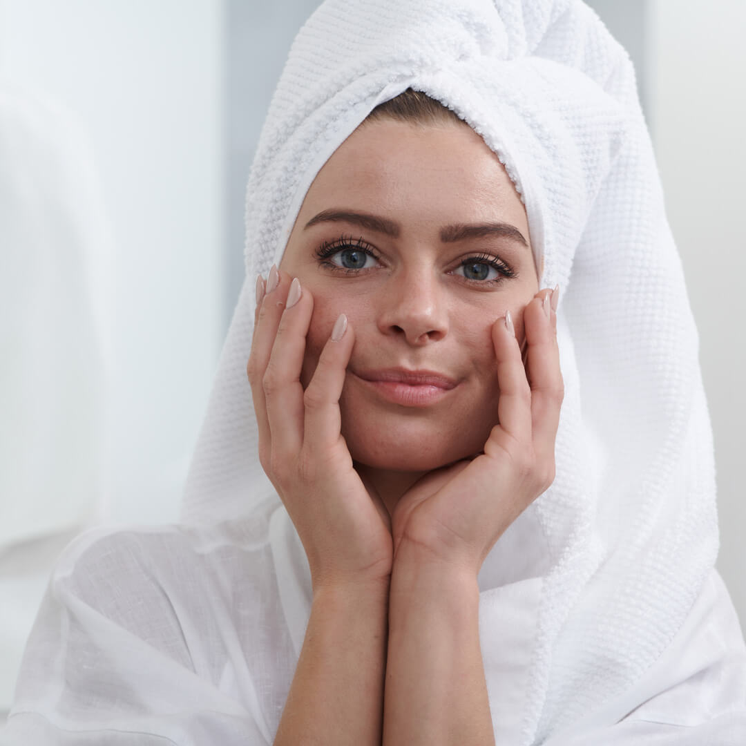 Peeling Serum til eksfoliering af huden — Naturligt peeling serum med AHA (frugtsyre) & Niacinamid for glat hud Udsalg