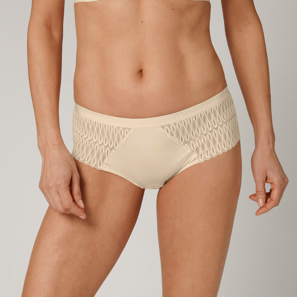 Triumph Aura Spotlight maxi trusse, creme